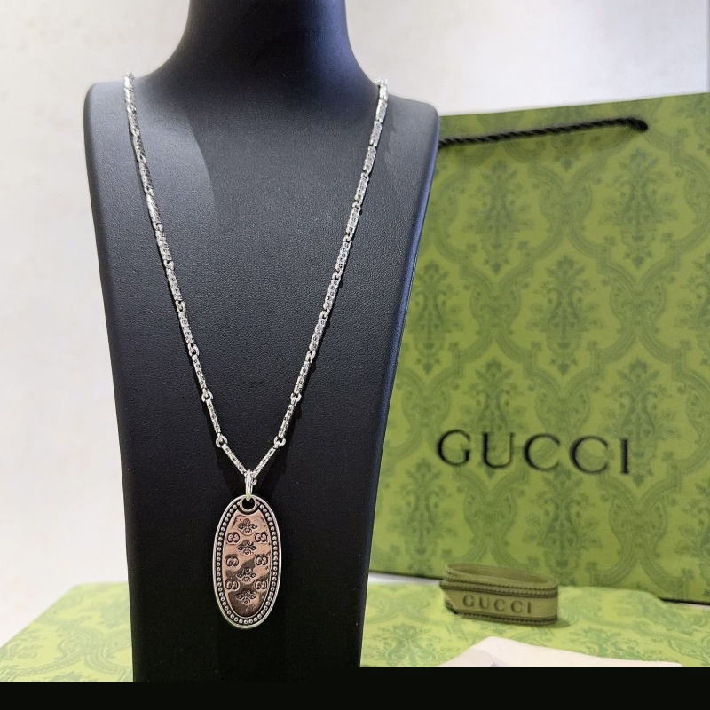 G*u*i necklaces